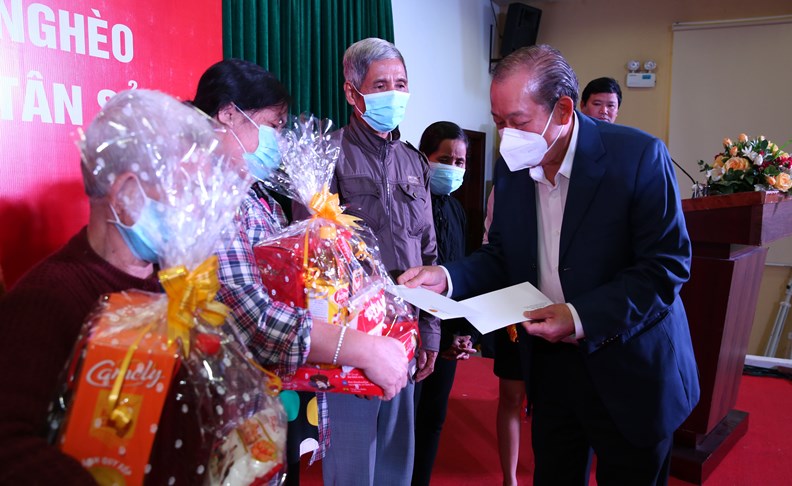 Phó Thủ tướng Thường trực thăm, tặng quà gia đình chính sách - ảnh 1